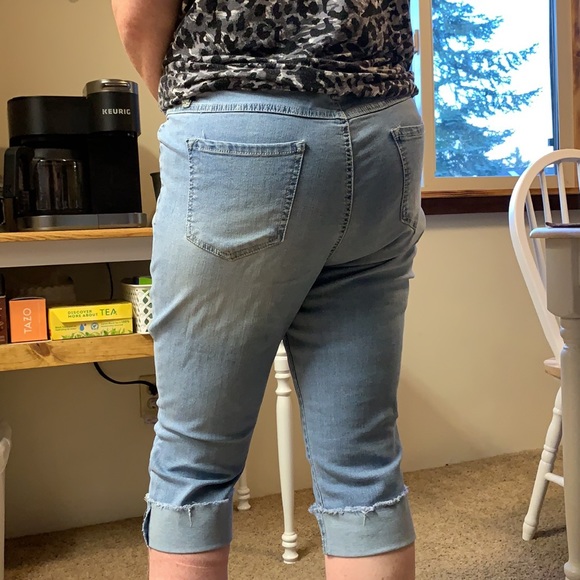Capri Jeans - Picture 4 of 5